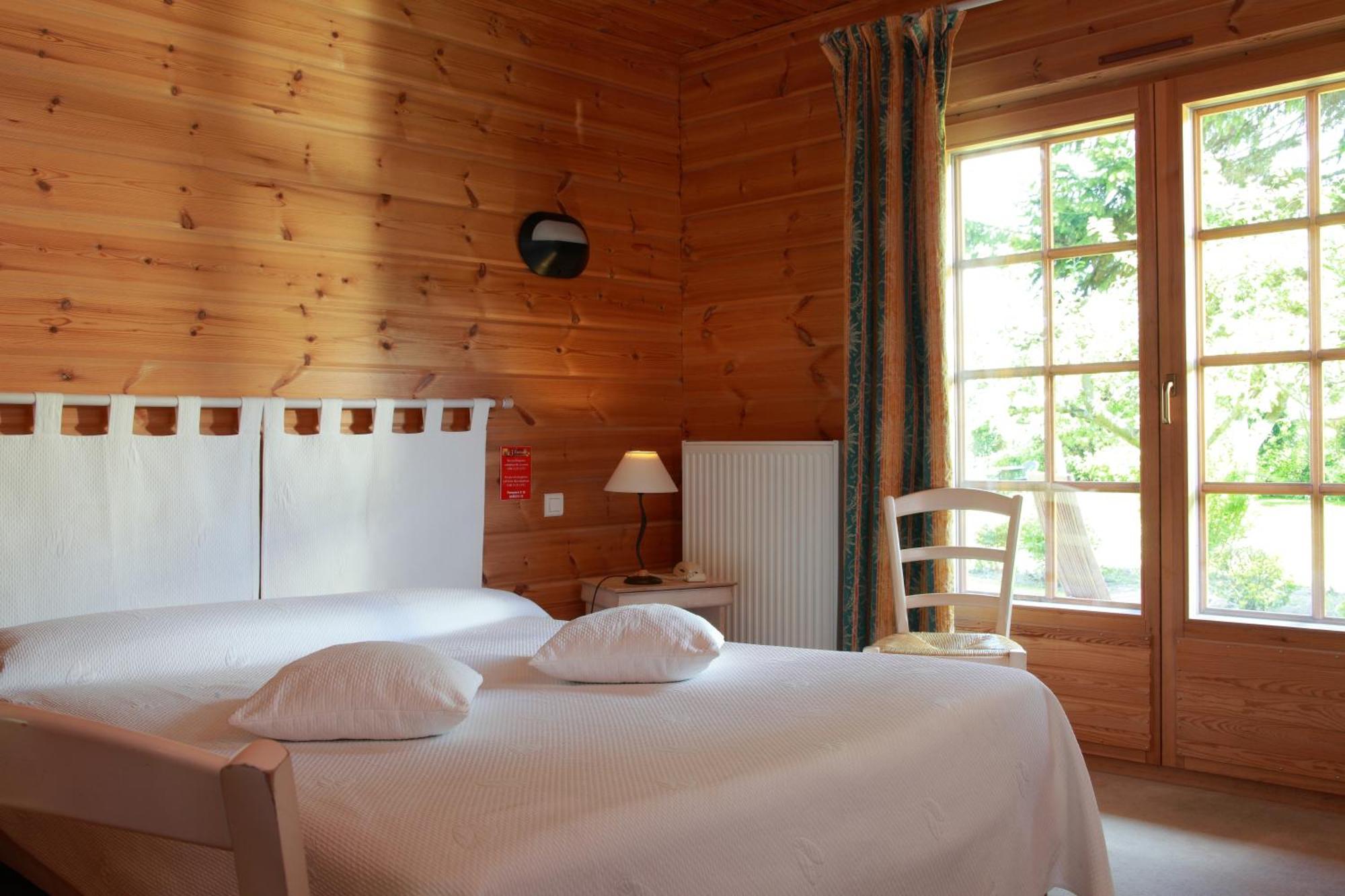 Logis - Hotel & Restaurant Les Trois Fontaines Marconne Luaran gambar