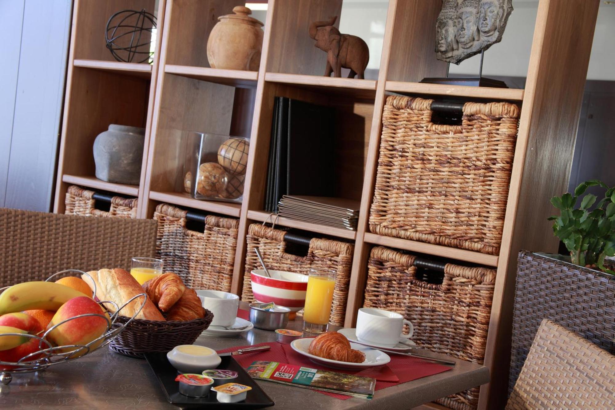 Logis - Hotel & Restaurant Les Trois Fontaines Marconne Luaran gambar